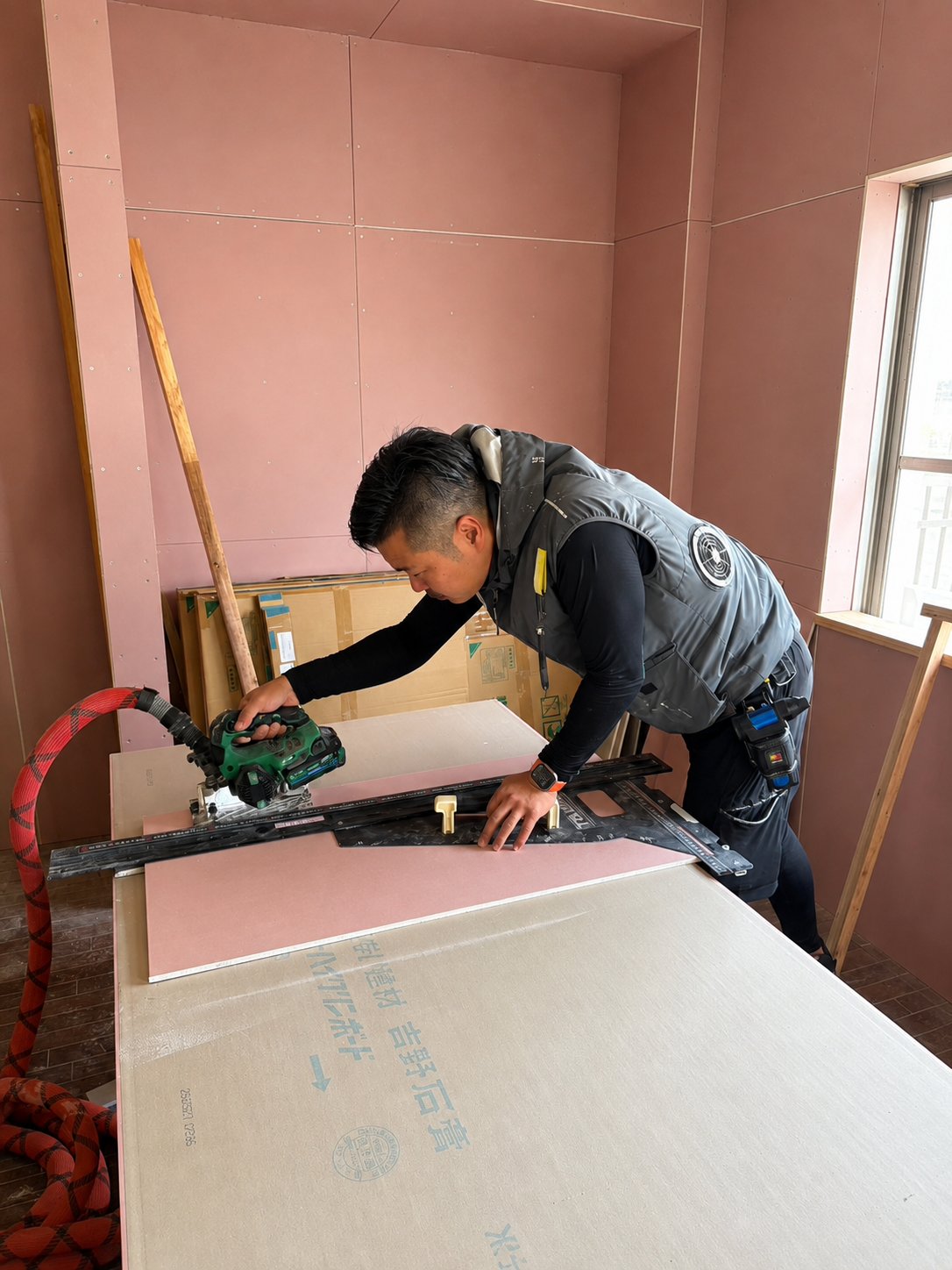 現場で作業する職人